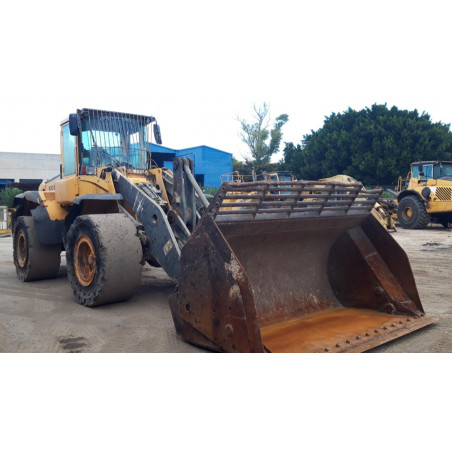 Pale gommate Volvo L120E...